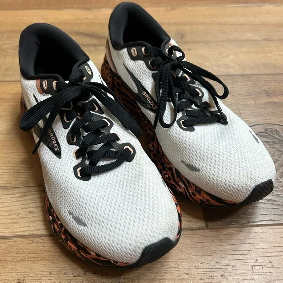 Brooks Dynamic White and Orange Sneakers - Picture 2 of 5